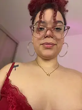 Leyah__ Adlı Modelin Canlı XXX Sohbeti