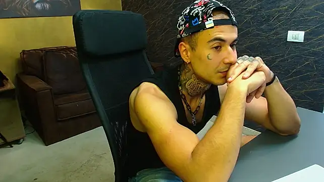 RomeoBodhi Chat XXX in diretta