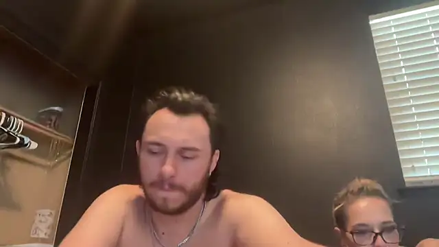 צ'אט XXX בשידור חי של hungandcloudy