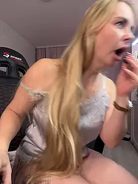 Czat XXX na żywo – Kitty-Kelsi