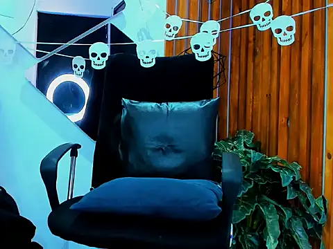 Chatroom XXX en direct de RomanCroft