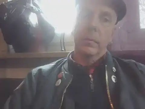 Živý XXX chat SHARPSkinhead