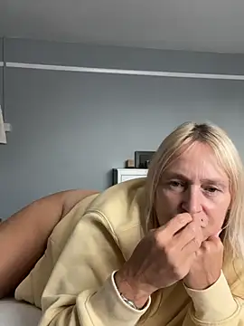Blondnboujee53's Live XXX Chat