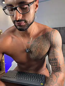 แชท XXX สดของ LiamGarcia1