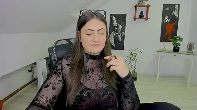 Show modela MistressDarrah na web-kameri