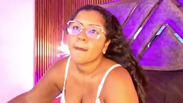 Chat +18 de Slutty_Vicky ao vivo