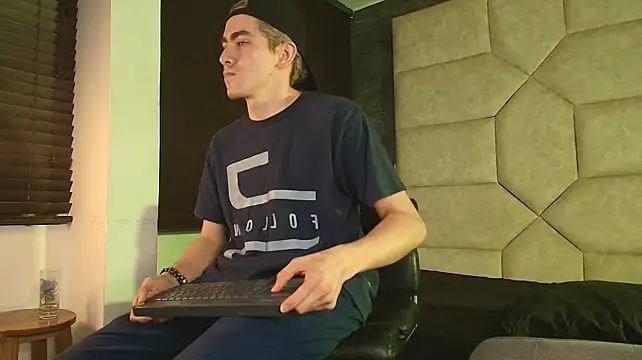 צ'אט XXX בשיד ור חי של Tyler_Mcrey
