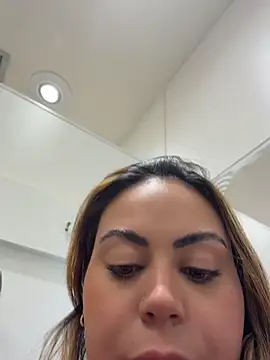 LariiHotWife 现场XXX聊天