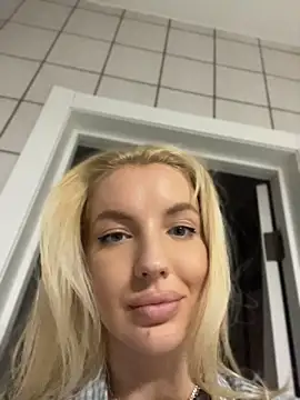 MauiBee's Live XXX Chat