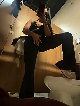 RoseOnYou's Live XXX Chat