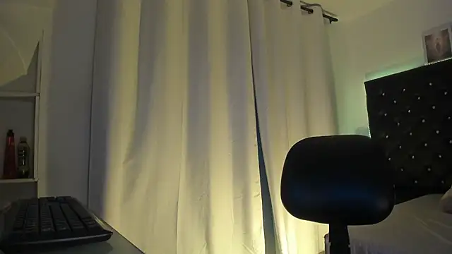 XXX chat uživo modela BellaRoge