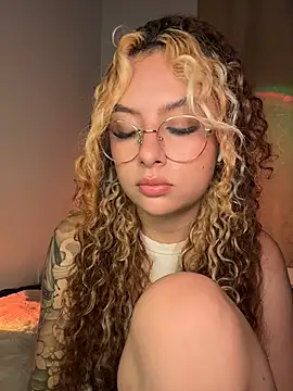Joyce-fire's Live XXX Chat