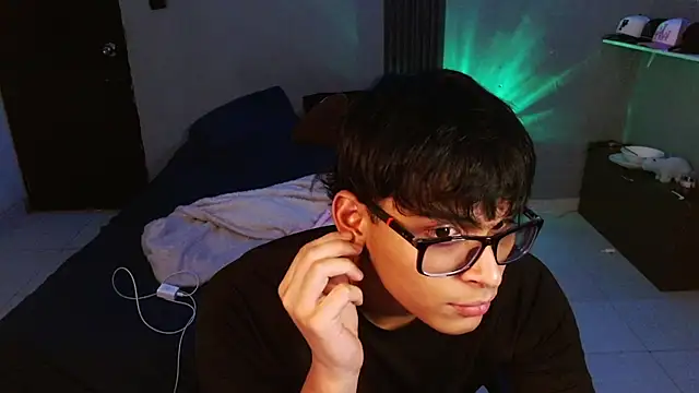 Mr_yisuzz's Live XXX Chat