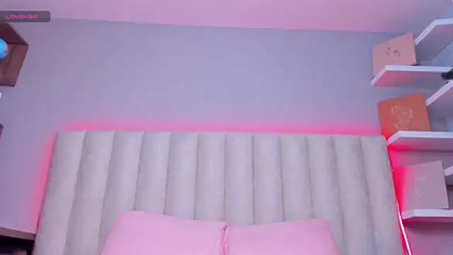 Kiss_Raven__ live XXX chat