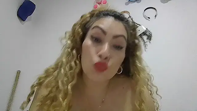 Layla-Astrum's Live XXX Chat