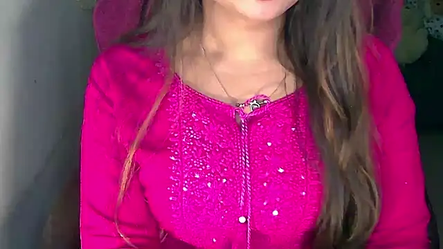 Cute-Tara Chat XXX live