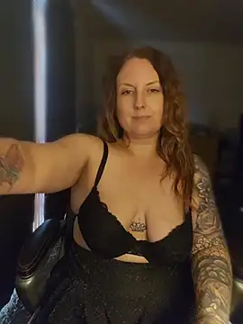 צ'אט XXX בשידו ר חי של TattedMamaXOXO