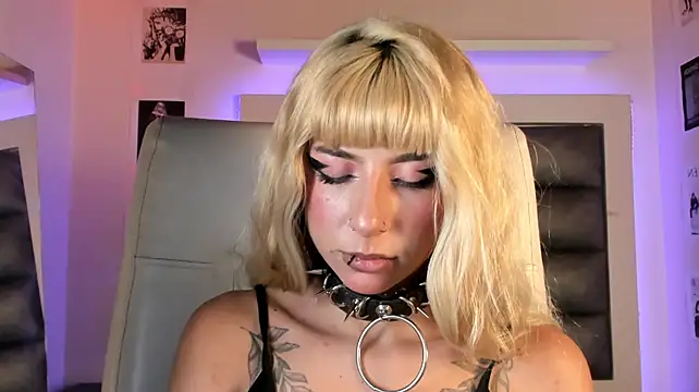 adhalee_js' Live XXX Chat