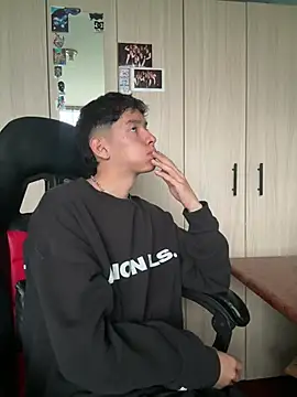 Czat XXX na żywo – heyy_noah11