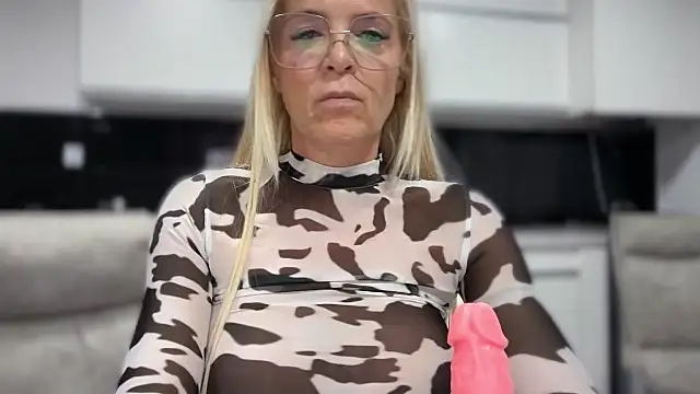 Reyna63 Adlı Modelin Canlı XXX Sohbeti