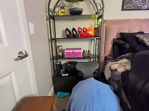 MadamJizzle's Live XXX Chat