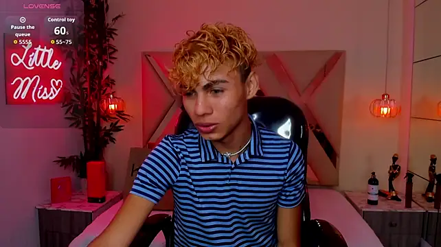 Anyelo_Twink Chat XXX in diretta