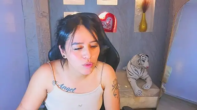 Lore18_b's Live XXX Chat