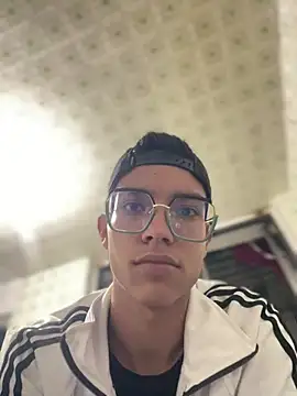 צ'אט XXX בשידור חי של Andres_boy252