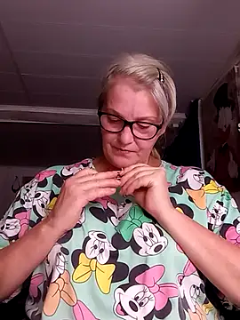 Chat +18 de irinamaux ao vivo