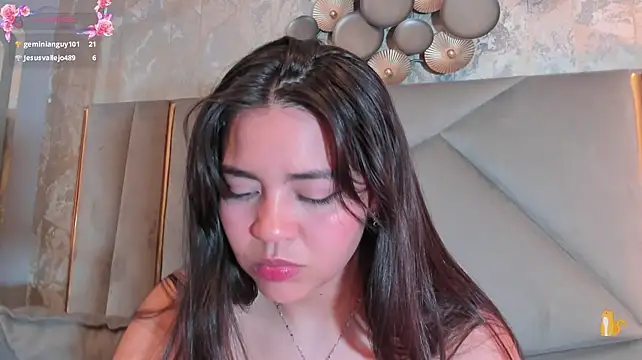 KimDevinne Adlı Modelin Canlı XXX Sohbeti