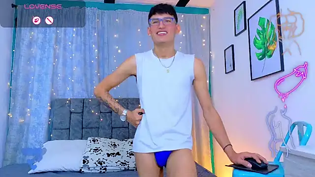 Chat +18 de NicolasTorrez ao vivo