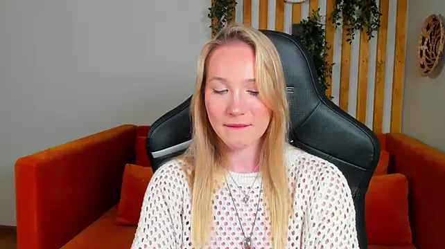 ElaraVoltage's Live XXX Chat