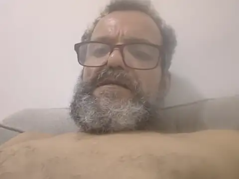GiganticDot71 élő XXX-chatje