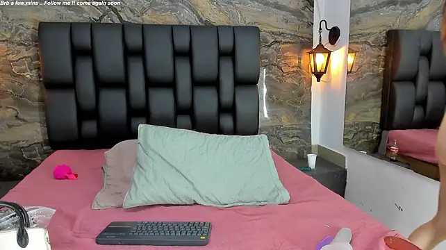 _Gold_strawberry Webcam Show