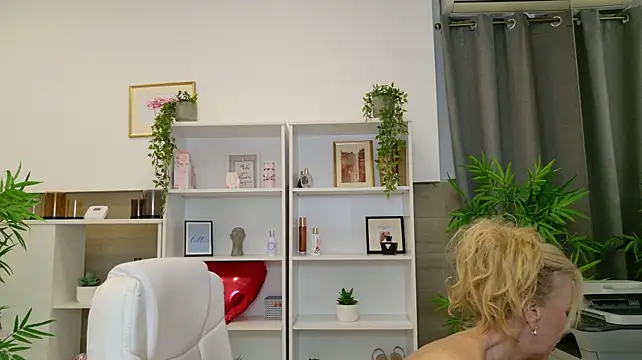 LadyLeea Adlı Modelin Canlı XXX Sohbeti