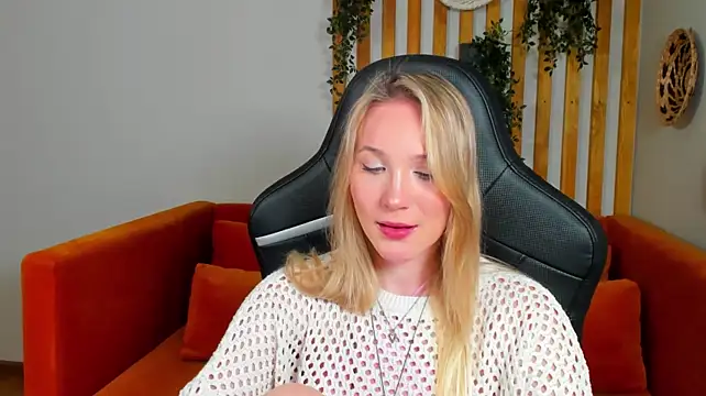 ElaraVoltage Adlı Modelin Canlı XXX Sohbeti