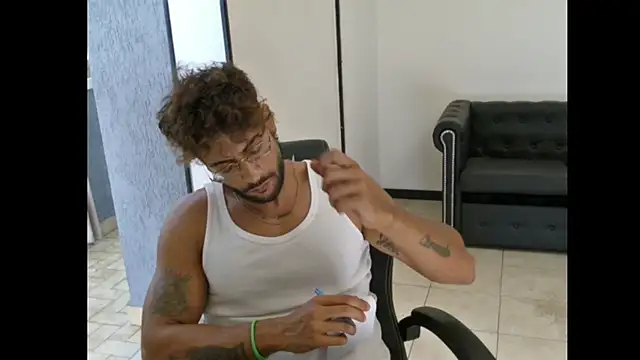 ItalianShadow Chat XXX live