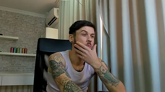 JonahShaw Adlı Modelin Canlı XXX Sohbeti