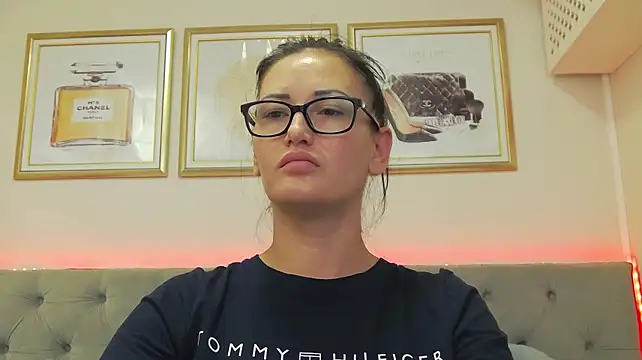 HellenDesire Adlı Modelin Canlı XXX Sohbeti
