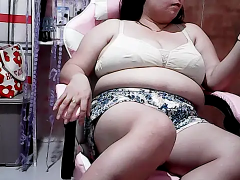 HornyPussie69 Adlı Modelin Canlı XXX Sohbeti