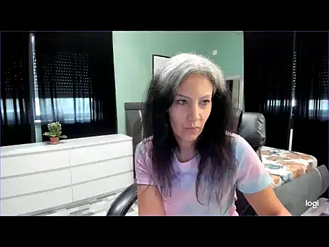 צ'אט XXX בשידור חי של LexxxyDiamond