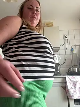 Mommy-girl-Lola's Live XXX Chat
