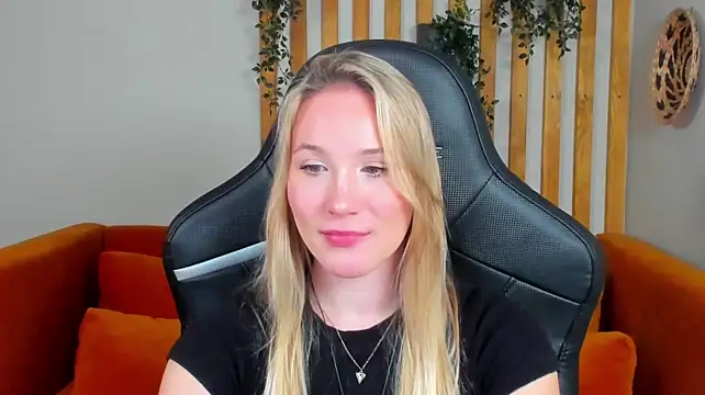 ElaraVoltage's Live XXX Chat