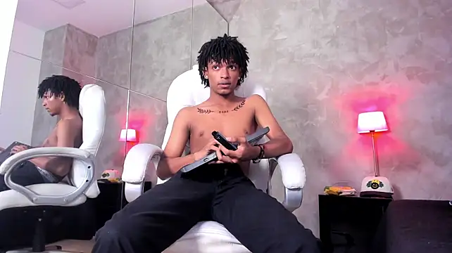 XXX chat uživo modela Raymond_steel