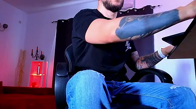 צ'אט XXX בשידור חי של MightyAaron66