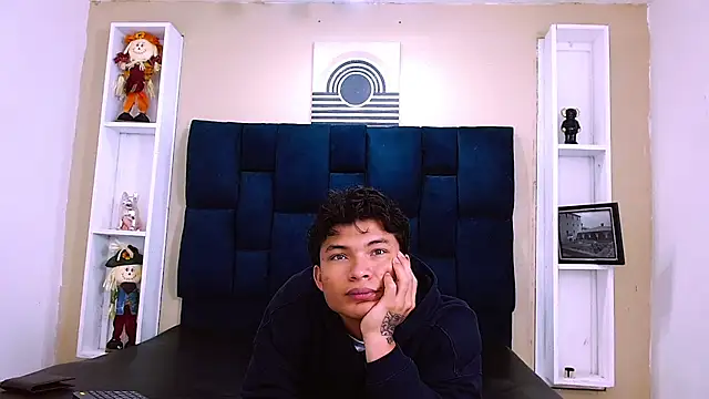 GoldenBoy_23 live XXX chat