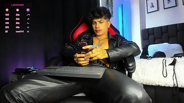 Онлайн чат XXX LyleBennett_