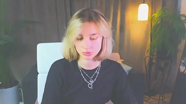NoraMoreau Chat XXX live