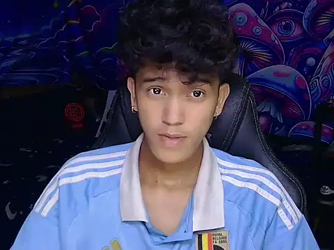 แชท XXX สดของ hugekenbigcock