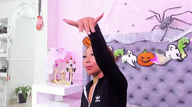 HaileeRoberts' Live XXX Chat